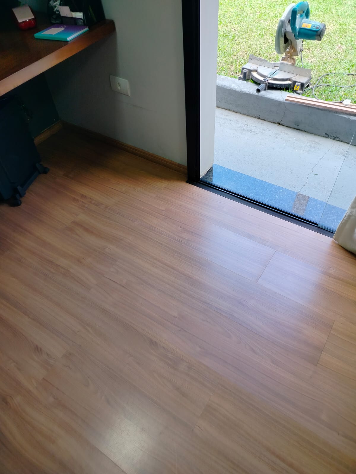 Piso vinílico com acabamento moderno — Bella Decorações Cotia